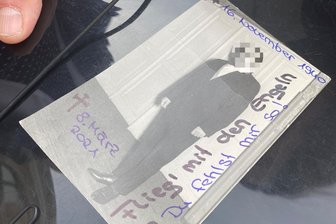 Zwickauer Krankenschwester wegen Testamentsfälschung vor Gericht: Was beweist das Foto am Kühlschrank? - Die Erbin will dieses Foto von Ekkehard E. an ihrem Kühlschrank befestigt haben. Ein Zeichen ihrer gegenseitigen Verbundenheit?