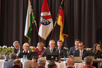 Zwickauer Kreistag: FDP gibt CDU einen Korb – AfD bleibt stärkste Fraktion - Landrat Carsten Michaelis (Mitte) bekommt es mit der AfD als stärkster Fraktion im Kreistag zu tun. Eine mögliche CDU/FDP-Fraktion hat sich zerschlagen.