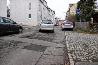 Zwickauer kritisieren Straßenbahn-Millionenprojekt: So reagiert die Stadt - Der Zustand der Zwickauer Straßen stößt Facebook-Nutzern übel auf. In Kommentaren zur 63 Millionen Euro teuren Komplexmaßnahme wird gefordert, vorrangig die Straßen in Ordnung zu bringen.