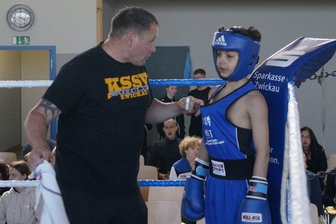 Zwickauer KSSV-Boxer muss bei der Deutschen Meisterschaft mehr zeigen als beim Heimturnier - Alejandro Caicedo – hier in einer Kampfpause mit Übungsleiter Heiko Matthes – gewann beim Heimturnier in Crossen.