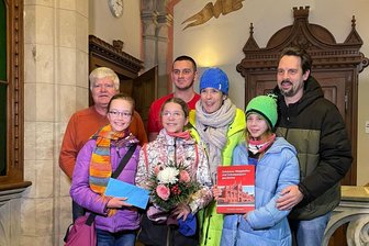Zwickauer Kult-Bau wird 120: Johannisbad begrüßt 1.850.000. Besucher seit Wiedereröffnung - Florian (r.) und Friederike Seitz aus Zwickau mit ihrer Tochter und zwei Freundinnen erhielten als 1.850.000. Besucher im Johannisbad seit der Wiedereröffnung im Mai 2000 Präsente vom Förderverein und Sportstättenbetrieb.