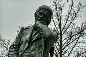 Zwickauer Kulturamt sucht Gasteltern für Musiktalente - Robert Schumann kommt als Gastvater für die Teilnehmer des 19. Schumann-Wettbewerbs nicht mehr infrage.