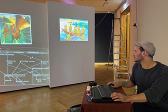 Zwickauer Kunstsammlungen: Ein Not-Quartier erweist sich als musealer Glücksfall - Felix Worseck beim Vorstellen der digitalen Installation im „Max-Raum“ im „Zwischen-Raum“, dem Interimsquartier der Zwickauer Kunstsammlungen.