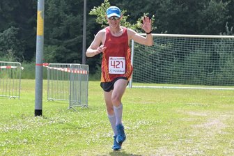 Zwickauer Läufer freut sich über Hitzeschlacht im Vogtland - Remo Barthel vom SV Vorwärts Zwickau hat beim Pyratallauf das Zehn-Kilometer-Rennen gewonnen.