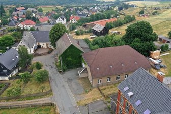 Zwickauer Land: Culitzscher Bürgerinitative will Spielplatz retten - Die Gaststätte "Linde" in Culitzsch (Bild Mitte) soll abgerissen werden. Dort und auf der Freifläche dahinter sind Parkflächen und ein Spielplatz geplant. Eine Bürgerinitiative fordert eine angemessene Ausstattung.