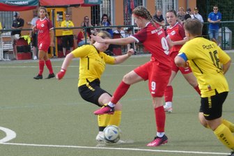 Zwickauer Landesliga-Fußballerinnen werden ihrer Favoritenrolle gerecht - Emily Fritsch - in der Mitte mit der Nummer 9 - bereitete in Dresden das 1:0 für den DFC Westsachsen vor.