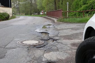 Zwickauer Landkreis investiert in Dorfstraße - Noch ist die Straße ein Härtetest für jeden Stoßdämpfer. Deswegen sollen jetzt 2,1 Millionen Euro in Wolfersgrün verbaut werden. 