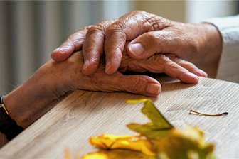 Zwickauer Landrat lädt pflegende Angehörige zu Feierstunde ein - Anlass ist die Sächsische Woche der pflegenden Angehörigen.