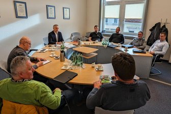 Zwickauer Landrat trifft sich mit Landwirten – was dabei herauskam - Landrat Michaelis im Gespräch mit Vertretern aus der Landwirtschaft.