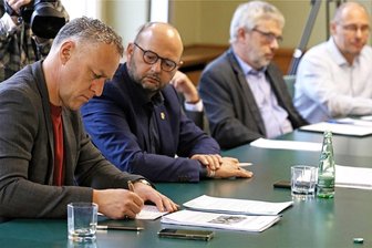 Zwickauer Landrat unterschreibt Bauern-Resolution - Landrat Carsten Michaelis setzt als erster seine Unterschrift unter die Resolution. Ihm folgten 13 Bürgermeister und die Landtagsabgeordnete Kerstin Nicolaus.