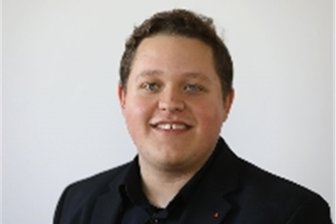 Zwickauer Landrat verschenkt Rucksäcke an sechs Kreisräte - Felix Beyer hat am Mittwoch seinen 27. Geburtstag im Kreistag gefeiert.