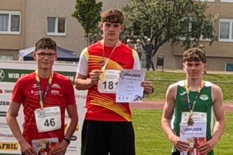 Zwickauer Leichtathlet setzt sich an die Spitze der deutschen Bestenliste - Linus Löst (Mitte) setzte sich bei der Mitteldeutschen Meisterschaft in Halle durch.