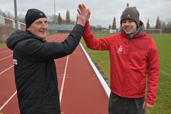 Zwickauer Leichtathletikverein gehört zu den Top 5 in ganz Sachsen - Diego Molnar (r.) sorgte mit seinem deutschen Vizemeistertitel 2025 für den größten Erfolg des SV Vorwärts Zwickau. Das freute auch Trainer Michael Müller.