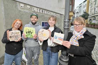 Zwickauer Liebesgrüße: Der Anfang der Liebesmauer ist gemacht - Sabine Reichert, Marco Reuter, Sara Linke und Anne Kuhl (von links) vor der neuen Liebesmauer.