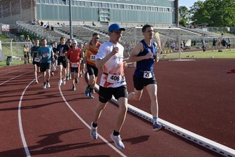 Zwickauer Lokalmatador beherrscht das Rennen beim Stundenlauf - Über die volle Stunde hatte am Mittwoch Rouven Richter vom LV Limbach 2000 (vorn li.) die Nase vorn.