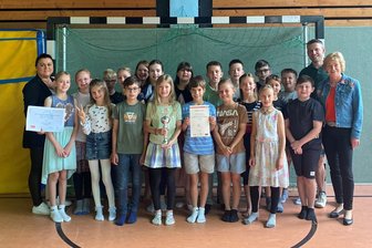 Zwickauer Luther-Grundschüler sind in Sachsen ganz vorn dabei - Zum Ferienbeginn gab es für die Dr.-Martin-Luther-Grundschule am Mittwoch den Pokal für Platz 2 beim Sportabzeichenwettbewerb.