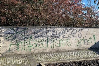 Zwickauer Mahnmal für Faschismusopfer mit AfD-Parole beschmiert - Das Denkmal für die Opfer des Faschismus wurde gleich zweimal beschmiert - offenbar erst von Unterstützern, dann von Gegnern der AfD. Foto: Jakob Springfeld