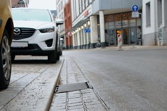 Zwickauer Marienstraße wird für den Verkehr freigegeben - Wegen des geringen Längsgefälles der Straße wurden beidseitig der Fahrbahn Pflasterrinnen eingebaut. Diese sollen für einen kontrollierten Abfluss der Oberflächenwässer sorgen.