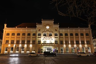 Zwickauer Marketingkonzept: Die entscheidende Frage ist das Geld - Das Rathaus als Vorbild: In Zukunft könnten noch mehr Gebäude in Zwickau abends beleuchtet werden.