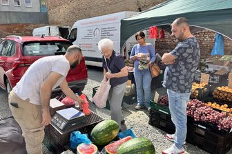 Zwickauer Markt-Misere: In den Stadtteilen top, im Zentrum ein Flop? - Salman Haloum (links) schlägt seinen Obst- und Gemüsestand freitags auf dem privaten Parkplatz an der Marienstraße auf.