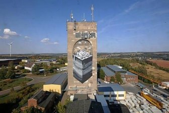 Zwickauer Martin-Hoop-Schacht bekommt neues Graffito - Seit vergangenem Jahr wird aus dem stillgelegten Stahlbeton-Riesen ein Kunstwerk: Die Südwest-Fassade wurde mit einem großen Graffito gestaltet.