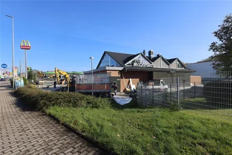 Zwickauer McDonalds-Brandstifter vor Gericht: Sexuelle Gründe als Motiv – Urteil gefallen - Erst in zwei Wochen soll die McDonalds-Filiale an der Oskar-Arnold-Straße wieder öffnen. Zum Tatzeitpunkt im Mai waren 30 Personen anwesend.