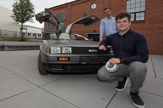 Zwickauer mit Turbinenantrieb unterwegs in Richtung Zukunft - Max Michael (vorn) und Lukas Basan haben 2021 das Start-up-Unternehmen NextH2O2 in Zwickau gegründet. Das Ziel: den DeLorean mit einem selbst entwickelten Turbinenantrieb zum Rollen bringen. 
