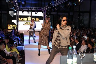 Zwickauer Modepreise werden für Spitzen-Modelle und Nachhaltigkeit vergeben - Mit einer großen Modenschau im Bürgersaal des Rathauses endete am Samstag die Fashion Night in Zwickau.