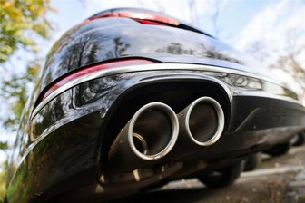 Zwickauer Motorenforscher: „Der Verbrennungsmotor ist noch lange nicht tot“ - Totgesagte leben länger: Autos mit Verbrennungsmotor und Auspuff werden noch einige Jahrzehnte das Straßenbild in Deutschland prägen.