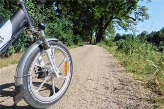 Zwickauer Mulderadweg: Künftig Asphalt statt sandgeschlemmte Decke - Statt über eine d Decke sollen die Radler auf dem Tuchmacherdamm ab Oktober auf Asphalt fahren.