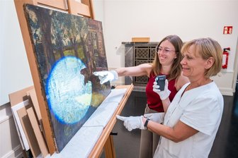Zwickauer Museum im Umzugsstress: Wie 250.000 Exponate den Standort wechseln - Bevor die Gemälde für den Umzug verpackt werden, inspizieren Sammlungsleiterin Tina Aischmann (l.) und Restauratorin Sieglinde Prehn jedes Bild. Die Gemälde aus dem Depot werden digital erfasst und für den Umzug registriert – schließlich müssen sie wiedergefunden werden.