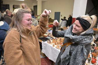 Zwickauer Nachtflohmarkt lockt 1800 Besucher an - Die Hartensteinerinnen Michele Rudolph (li.) und Saskia Scholl (re.) haben sich unter anderem kleine Weihnachtsglocken mit nach Hause genommen.