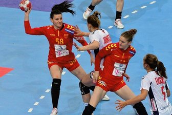 Zwickauer Nationalspielerin: "Wenn sie die Hymne spielen, fließen bestimmt die Tränen" - Simona Madzovska (li.) als Ballverteilerin im Rückraum der Nordmazedonierinnen.