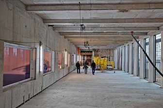 Zwickauer Neubau der Hochschule: Glaspassage gibt Blick auf das Herzstück frei - Die Agricola-Passage verbindet den Dr.-Friedrichs-Ring mit der Peter-Breuer-Straße. Dabei können die Arbeiten im Reinraum beobachtet werden.