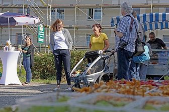 Zwickauer OB auf dem Markt: Die Wünsche der Marienthaler - Constance Arndt (links) spricht auf dem Wochenmarkt mit Denise Benzing, die sich eine baldige Sanierung des 04-Bades wünscht. 