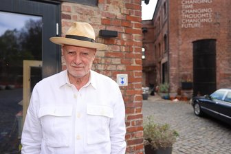 Zwickauer Oberbürgermeisterin Arndt bringt Fliegerbauer vor Gericht - Kurt Fliegerbauer vor seinem Wohnhaus, der alten Brauerei in Steinpleis. Die Angriffe bereut er nicht, im Gegenteil: Er versucht sie in einem 22-seitigen Schreiben zu belegen.