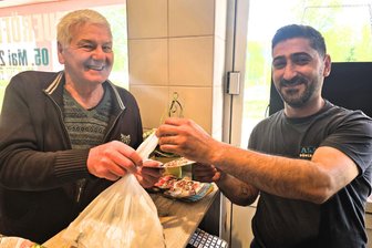 Zwickauer öffnet Dönerladen: Ein Lichtblick für das Einkaufszentrum Pleißenanger in Neukirchen - Heinz Brenner (l.) holt für seinen 93-jährigen Vater, der um die Ecke wohnt, bei Händler Abdulmutalip Kaya einen Döner.