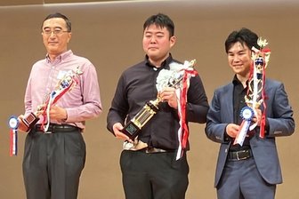 Zwickauer Opernchorsänger wird Weltmeister im Kunstpfeifen - Bei der Preisverleihung auf der Bühne in Kawasaki: Yusuke Matsumura (Mitte) vom Theater Plauen-Zwickau triumphierte in der stark besetzten Kategorie „Musikbegleitung“ vor seinen Landsleuten Yuki Takeda (r.) und Masashi Ebihara.