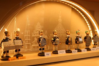 Zwickauer Originale: Mini-Bergmänner zeigen Wahrzeichen der Stadt - Heimatliebe trifft Kunsthandwerk: Die Bergmannfigur „Sig“ trägt das Gewandhaus. Daneben „Manne“ mit dem Pulverturm.