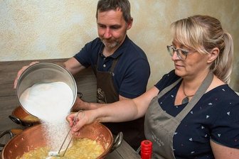 Zwickauer Paar räumt bei Marmeladen-WM in Großbritannien fünf Preise ab - Yvonne und André Richter beim Kochen von Marmelade. Etwa 20 verschiedene Rezepturen setzen sie regelmäßig um. 