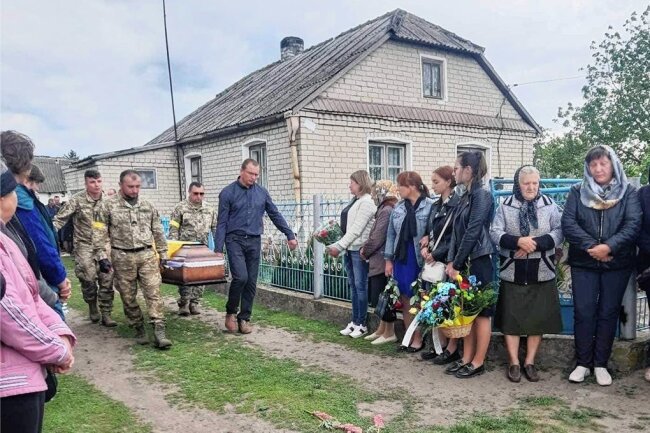 Zwickauer Partnerstadt Volodymyr: Bisher 50 tote Soldaten - Ein ukrainischer Soldat wird in Volodymyr zu Grabe getragen. 
