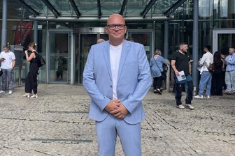 Zwickauer Pflegehelfer muss nach 18 Jahren Berufserfahrung noch einmal Ausbildung machen - Michael Droste ist jetzt Pflegehelfer. Sein Zeugnis erhielt er bei einer Zeremonie im Haus der Sparkasse.