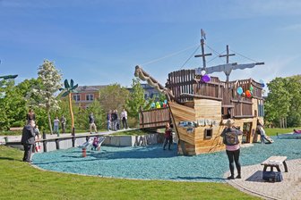 Zwickauer Piratenspielplatz: Unbekannte sprühen 13 Hakenkreuze - Vor etwas mehr als einem Jahr war der Piratenspielplatz an der Bachstraße eingeweiht worden.