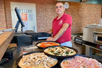 Zwickauer Pizzabäcker nach Diebstahl empört: „Wir sind doch hier nicht in New York“ - Khodor Jaber steht an der Kasse, in die ein Dieb in einem unbeobachteten Moment hineingriff.