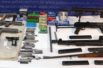 Zwickauer Polizei entdeckt Arsenal an selbstgebauten Waffen - Das alles hatte der Zwickauer in seinem Haus: Links Waffen Marke Eigenbau bis auf die auseinandergenommene Uzi links unten, mittig Pistolenläufe und ein Teil der Munition. Die Waffen rechts besaß der Mann legal.