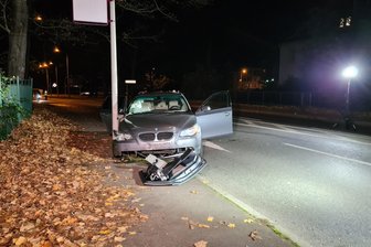 Zwickauer Polizist erneut vor Gericht: Waren Schüsse auf fliehendes Auto rechtens? - Kurz nach den Schüssen endete die Fahrt des BMW-Fahrers an einem Laternenmast.