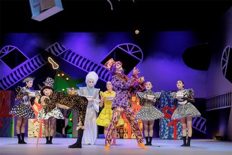 Zwickauer Publikum bejubelt „Nussknacker“-Ballett im Gewandhaus: Ein Liebesdrama auf bunten Socken - Ein Märchen im Farbenrausch: Das Ballett „Der Nussknacker“ wird als Neuinszenierung am Theater Plauen-Zwickau gezeigt, im Vordergrund Zeremonienmeister Drosselmeyer, zur Premiere am Samstag von Davide Gentilini getanzt.