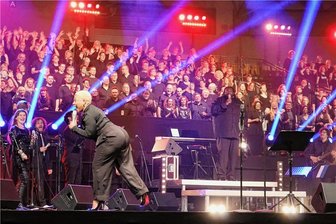Zwickauer Publikum erlebt ein ganz besonderes Gospelkonzert - Voller Einsatz: Die US-amerikanische Solistin Debra Spears mit dem fast 500-köpfigen Chor.