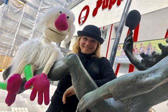 Zwickauer Puppenspieler kehren heim - Direktorin Monika Gerboc vor dem sanierten Puppentheater in Zwickau.