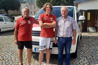 Zwickauer Radsporttalent schafft schnell den Sprung an die Sportschule nach Chemnitz - Radsportler Sepp Gräbel (Mitte) wagt den Sprung von Zwickau an die Sportschule nach Chemnitz. Das freut seinen bisherigen Trainer Henry Neumann ebenso wie Mechaniker Günter Schwabe vom ESV Lok Zwickau.